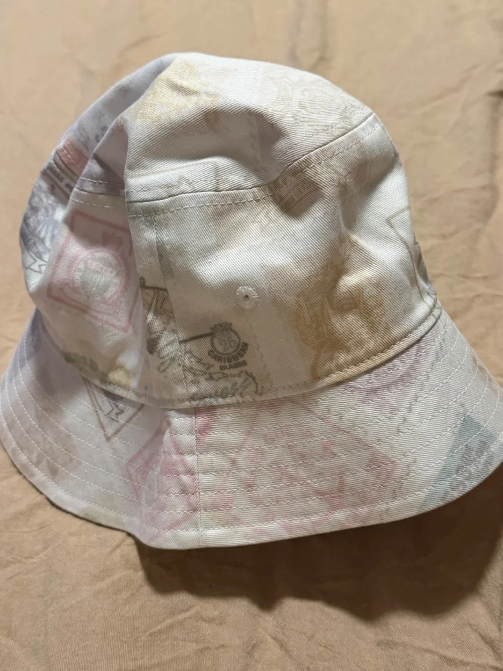 NWT GUESS Originals GO Stamped Bucket Hat White Peaks Multi Unisex O/S
